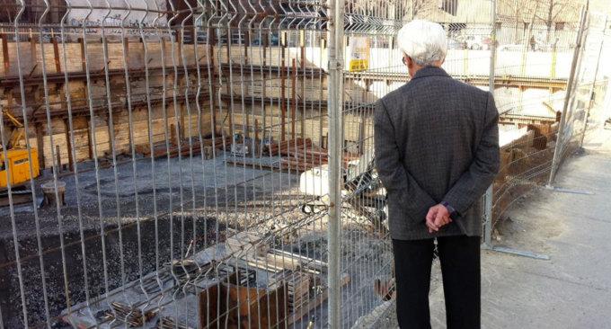 Un anziano mentre fissa un cantiere