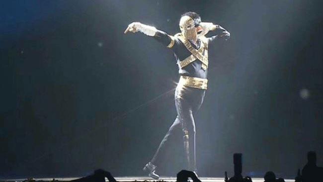 Il fondatore di Ali Baba balla sul palco nei panni di Michael Jackson Jack imita i passi di Michael Jackson