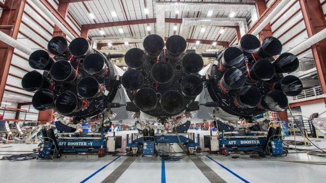 Elon Musk svela le prime immagini del nuovo razzo Falcon Heavy Una foto del Falcon Heavy