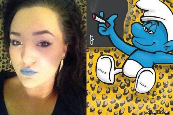 ragazza con le labbra blu e un puffo
