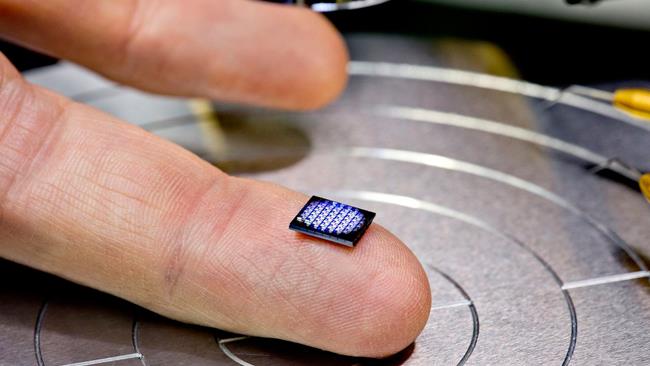 IBM ha creato il computer più piccolo della storia Il minicomputer di IBM sul dito di un ingegnere