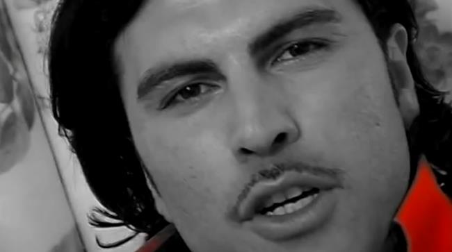 Il pupillo della De FIlippi ha provato a diventare un cantante Karim Capuano nel videoclip di "Di Sicuro"
