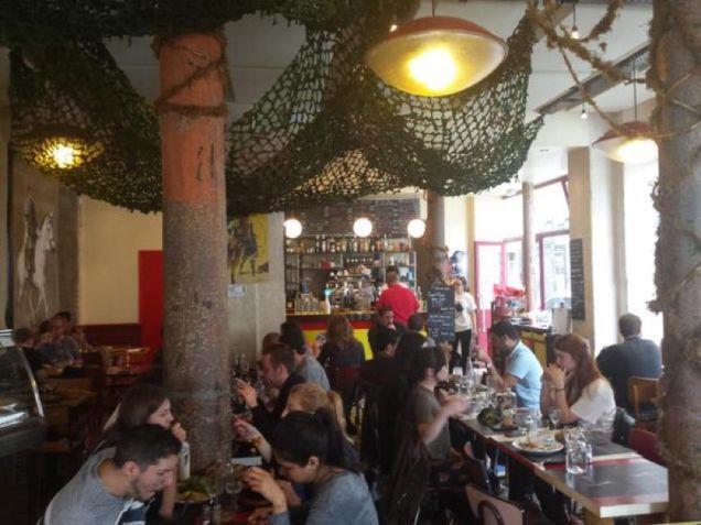 L'interno del ristorante di Metal Gear Solid a Parigi
