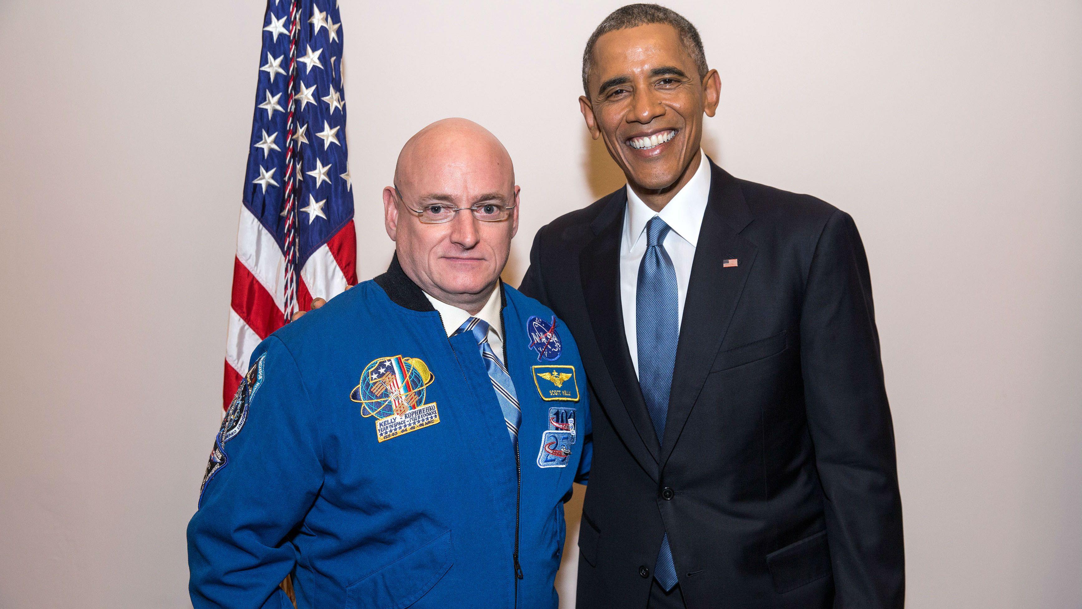 Scott Kelly a sinistra e l'ex presidente Barack Obama a destra