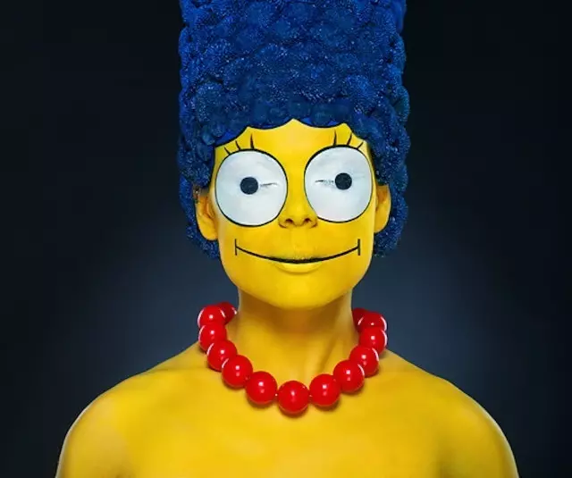 Il make up estremo di Marge Simpson Modella truccata da Marge Simpson