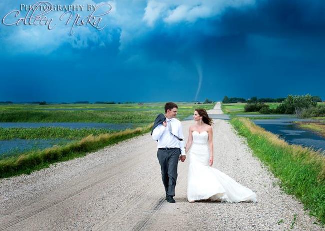 Tornado dietro a un matrimonio