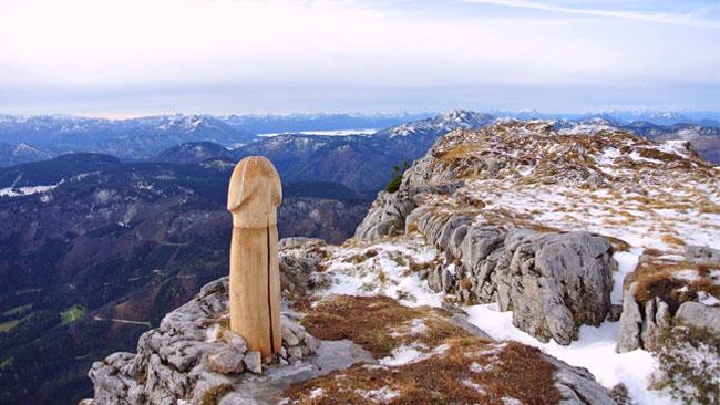 Il pene gigante in cima alle Alpi Il pene gigante in questione
