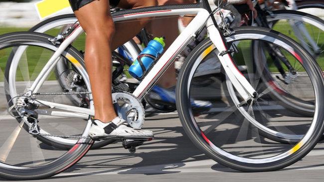 Una corsa ciclistica Un gruppo di ciclisti sulla strada
