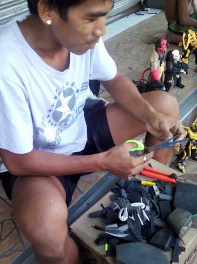 Le action figures create dalle ciabatte infradito