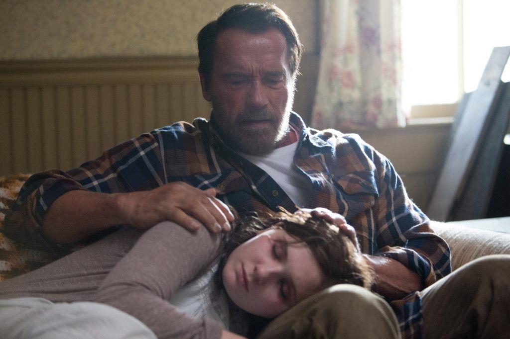 Arnold Schwarzenegger in una scena del film Maggie