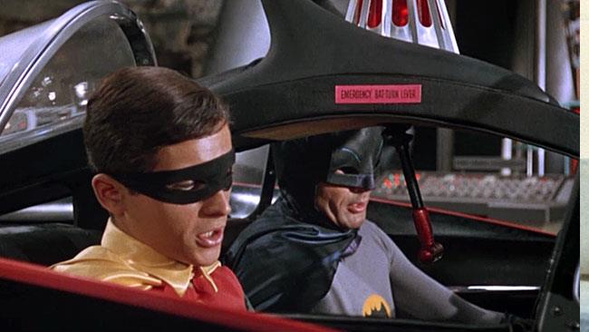 Infografica con l'evoluzione della Batmobile Adam West e Burt Ward nella Batmobile