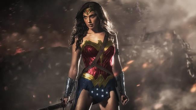 Wonder Woman: foto di Gal Gadot con il sexy costume sul set del film Gal Gadot nei panni di Wonder Woman