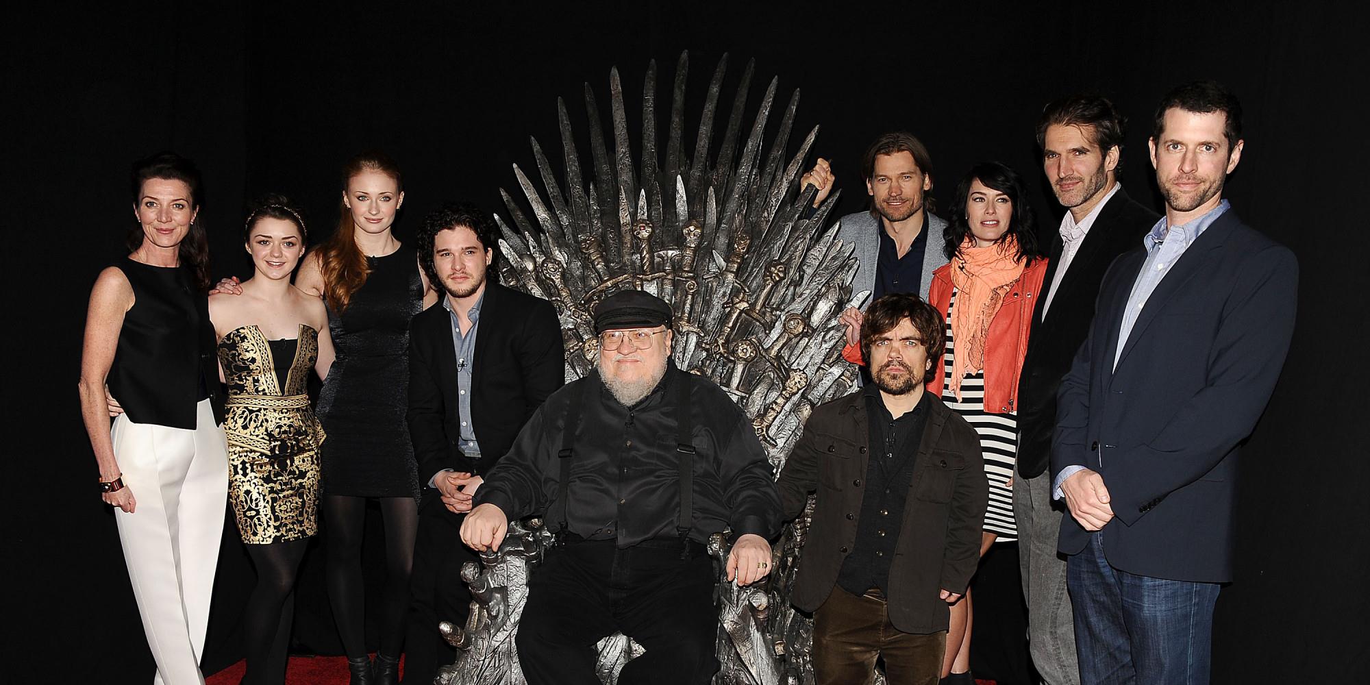 George R. R. Martin seduto sul trono di spade