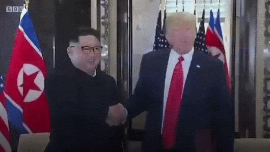 Trump e Kim - Le GIF più divertenti da scaricare e condividere su Facebook e WhatsApp