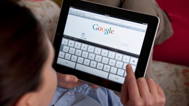 google un utente utilizza la celebre piattaforma di ricerca online