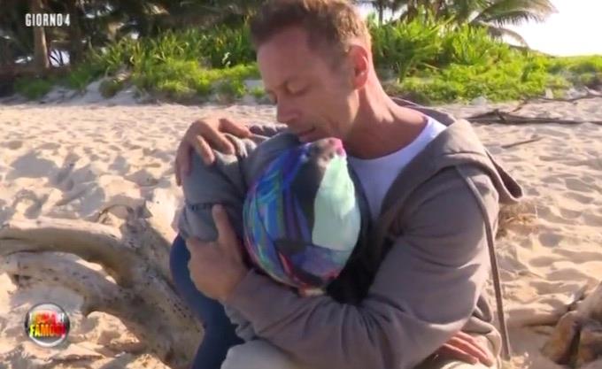 Rocco e Rachida piangono insieme e lui la consola
