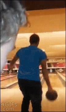Un ragazzo sbaglia a lanciare una palla da bowling - Le GIF più divertenti da scaricare e condividere su Facebook e WhatsApp