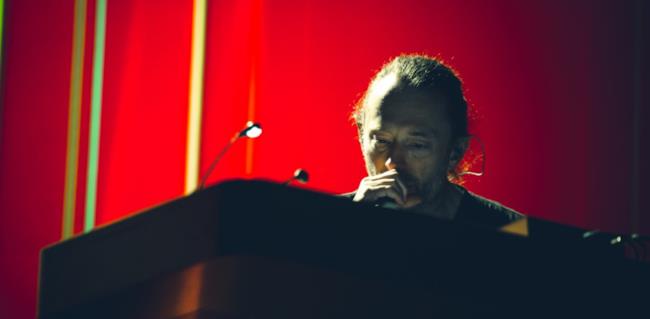 Thom Yorke suona il piano in un'immagine presa dal suo concerto Thom Yorke in un'immagine da un suo concerto