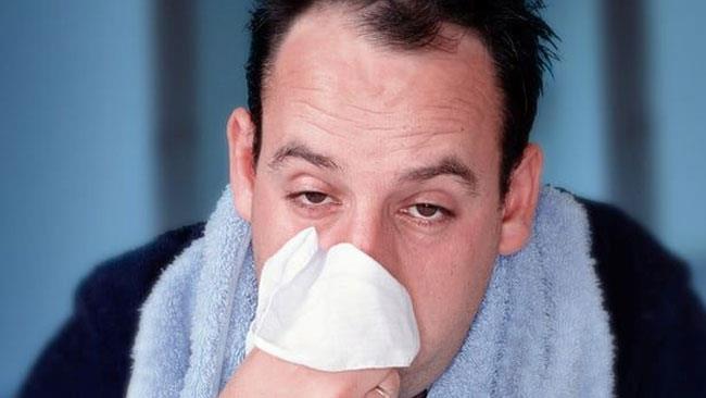 L'influenza maschile peggio di quella femminile: lo dice la scienza Un uomo con l'influenza