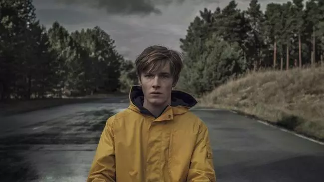 Il protagonista della serie TV Dark Una scena dello show Netflix.