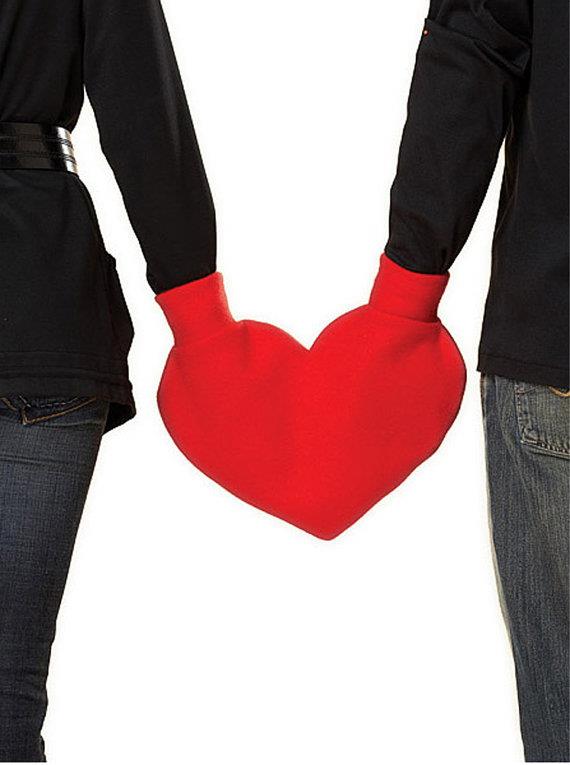 Guanti a forma di cuore per due