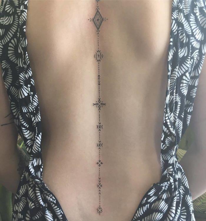 Un tatuaggio astratto per la schiena - Tatuaggi per la spina dorsale, i più belli per la tua schiena