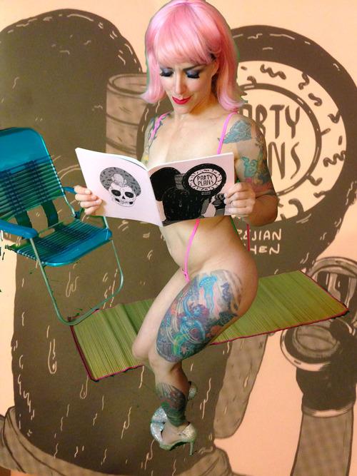 Una delle modelle di Nudes Reading Comics