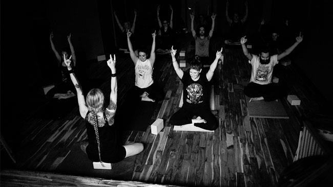 Un'istruttrice newyorkese inventa il Metal Yoga Una foto scattata durante le lezioni di Metal Yoga