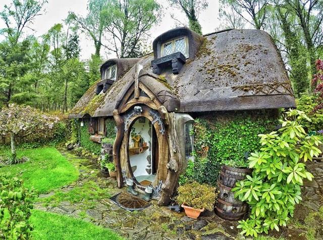 La facciata della casa dello Hobbit