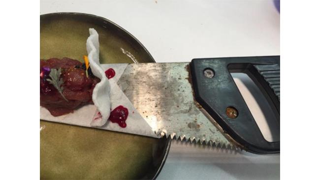 Un pasto servito su di una sega