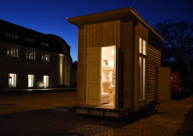 Una mini casa di Berlino di notte