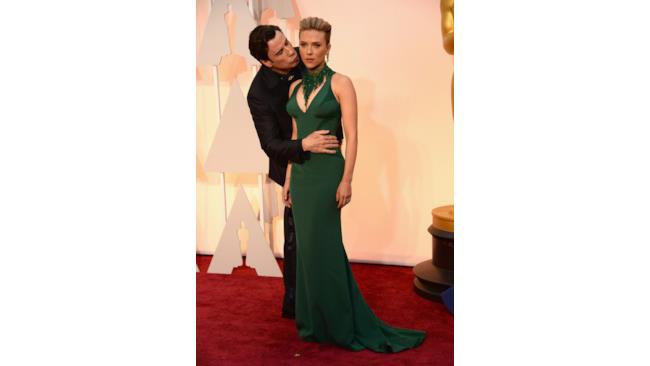 John Travolta bacia Scarlett Johansson agli Oscar 2015