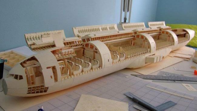 Impiega 9 anni per costruire un Boeing 777 di carta Il complesso aereo di carta