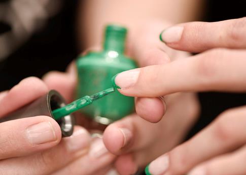 Nail art smalto verde French con smalto verde