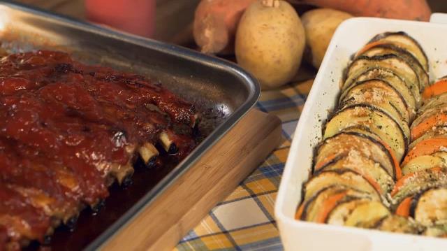 Giallo Zafferano oggi ci mostra le Costine con la salsa barbecue e le verdure al forno Costine con la salsa barbecue
