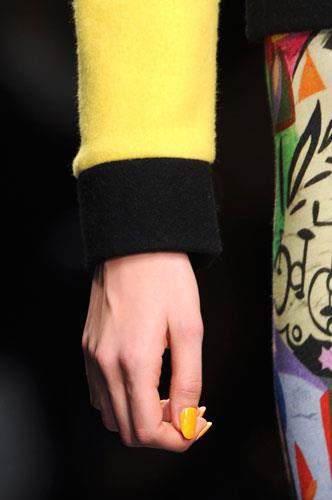 Unghie con smalto fluo Unghie lunghe con smalto giallo limone