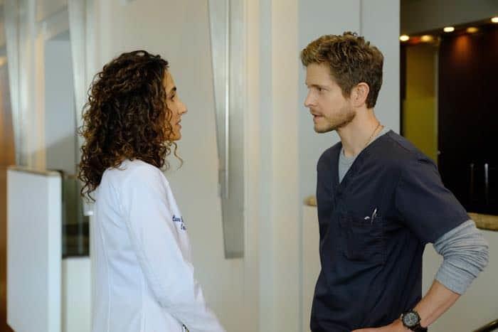 Lane e Conrad The Resident Una scena di The Resident 01x04