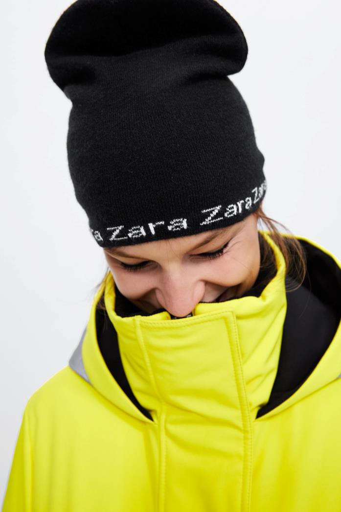 Berretto Zara 48% viscosa, 32% poliestere, 20% nailon Berretto Zara 48% viscosa, 32% poliestere, 20% nailon