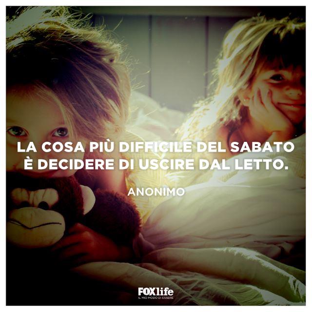 Il weekend è difficile scendere dal letto Bambini a letto appena svegli