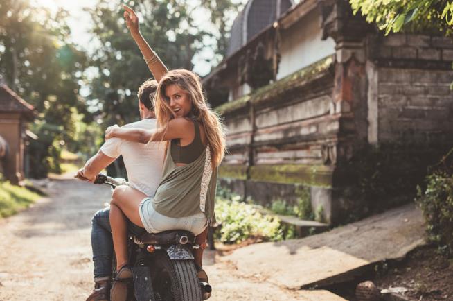 Coppia durante un viaggio low cost Come viaggiare low cost