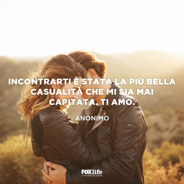 Frase romantica per confessare i propri sentimenti Coppia di fronte a un panorama naturalistico