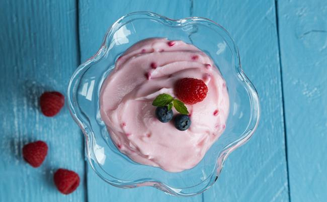 Mousse ai lamponi: la ricetta con panna, zucchero e lamponi freschi Mousse ai lamponi