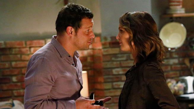 Grey's Anatomy 13 affronterà il tema della violenza sulle donne attraverso il personaggio di Jo Camilla Luddington e Justin Chambers in una scena di Grey's Anatomy