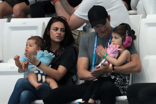Ashton Kutcher e Mila Kunis: niente regali ai figli per Natale La famiglia di Mila Kunis e Ashton Kutcher