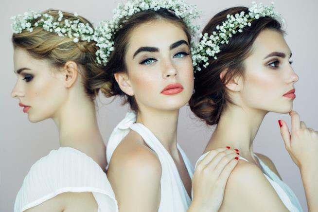 Le acconciature sposa che non passeranno mai di moda Tra spose con tre acconciature raccolte e corone floreali