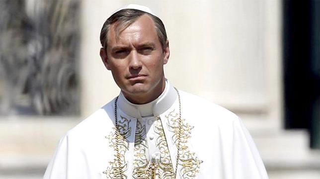 jude Law in costume per The New Pope Jude Law in una scena di The Young Pope