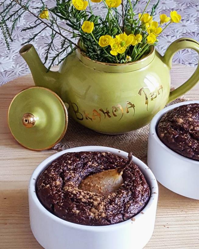 Tortino leggero pera e cacao Dolce in tazza con pera intera