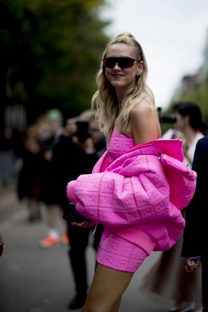 Chiara Ferragni indossa un bomber Fendi rosa fluo con logo Chiara Ferragni indossa un bomber Fendi rosa fluo con logo