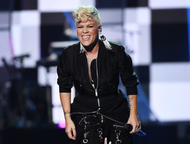Pink incoraggia le altre mamme e le invita a non stressarsi troppo Pink