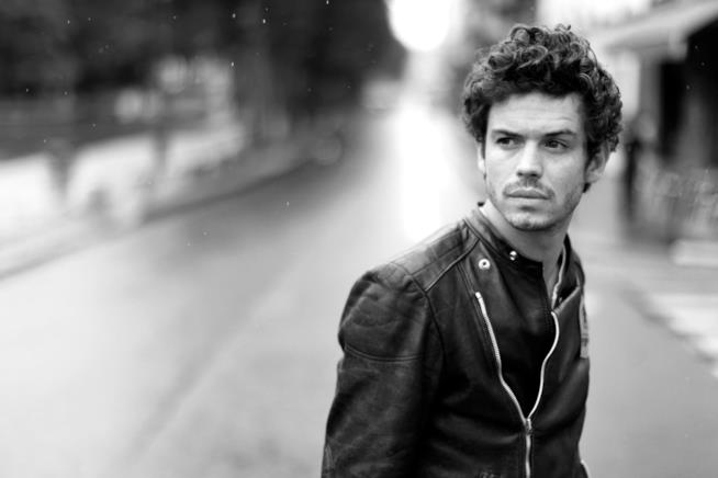 Outlander 2: Lionel Lingelser sarà il Re di Francia Luigi XV